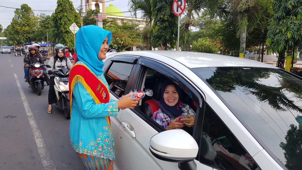 Peringati Hari Kartini, Polres Banjar Bagikan Coklat Kepada Warga