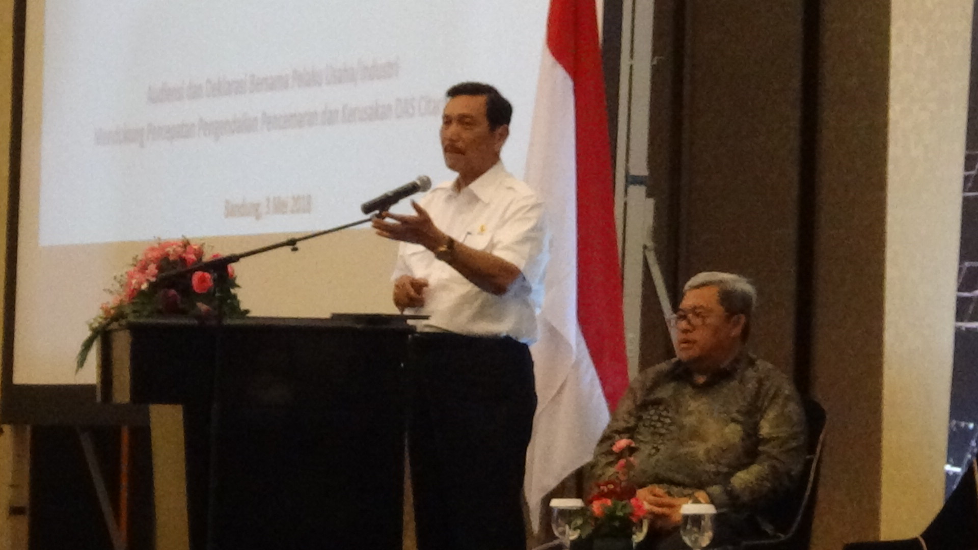 Menko Maritim RI Luhut B Panjaitan di acara deklarasi percepatan pengendalian pencemaran Sungai Citarum bersama dengan ribuan pengusaha beberapa waktu lalu di Trans Hotel, Kota Bandung.