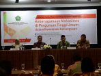 Samidi Khalim dari Balai Agama Semarang saat memaparkan hasil penelitian. (foto/doc.arh)