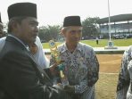 Kepala Sekolah SMPN 2 Kota Banjar Aa Hasan mendapat penghargaan juara 1 Kepala Sekolah berprestasi tingkat Kota Banjar yang diserahkan langsung oleh Plt Walikota Banjar Drg H Darmaji Prawirasetia.