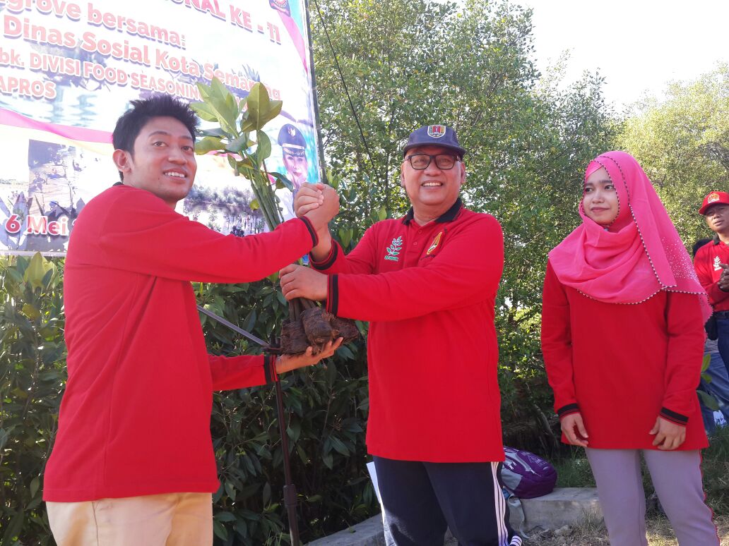 Kepala Dinas Sosial Kota Semarang, Tommy Yarmawan Said di sela kegiatan tanam mangroove yang dilaksanakan dalam rangka memperingati Hari Kesiapsiagaan Bencana Nasional ke 11 bersama Tagana Kota Semarang hari ini, (06-05-2018), di Pantai Tapak, jalan Tapak Tugurejo, Tugu Kota Semarang.