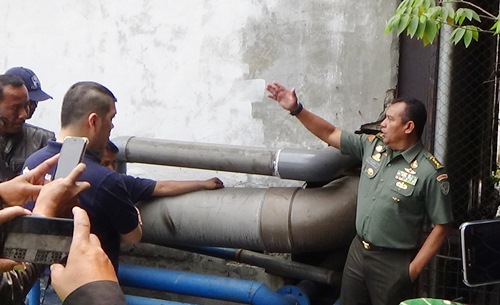 Dansektor 21 Satgas Citarum Harum Kolonel Inf Yusep Sudrajat dilokasi salasatu pabrik di Cimahi Selatan yang dilakukan penutupan pembuangan limbahnya.