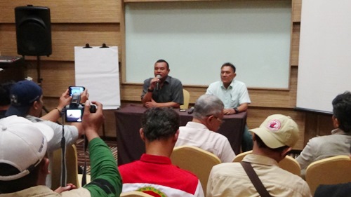 Dansektor 21 Satgas Citarum dan PT Adetex saat konferensi pers terkait penutupan pembuangan limbah dan komitmen PT Adetex terhadap Citarum Harum, Senin (4/6/2018). Dansektor 21 Satgas Citarum dan PT Adetex saat konferensi pers terkait penutupan pembuangan limbah dan komitmen PT Adetex terhadap Citarum Harum, Senin (4/6/2018).