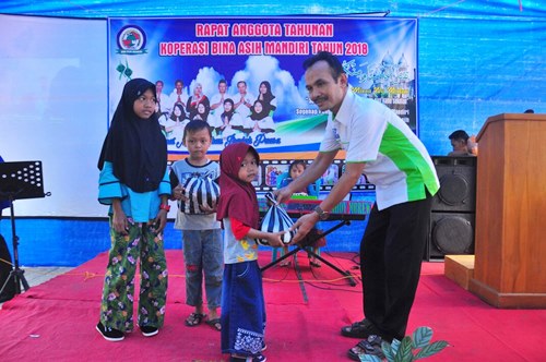 Koperasi Bina Asih Mandiri memberikan reward kepada anggota terbaiknya.