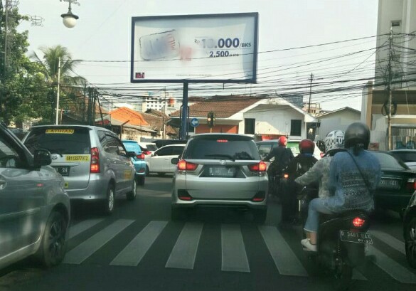 Papan reklame promosi rokok yang berdekatan dengan SDN Merdeka Kota Bandung