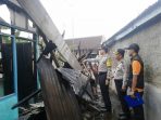Kapolres Kota Banjar AKBP Matrius saat meninjau lokasi kebakaran yang menghanguskan dua rumah di Sukarame, Kota Banjar.