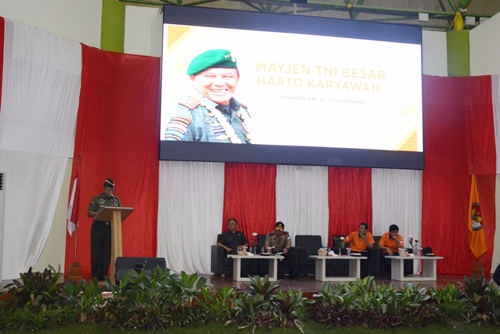 Pangdam III Siliwangi Mayjen TNI Besar Harto Karyawan, SH, M.Tr (Han), di acara apel siaga pengawasan Pemilu se Jawa Barat dan Diskusi Panel Rakor kesiapan Pilkada Jawa Barat di Arcamanik Sport Center Kota Bandung, Sabtu (23/6/2018).