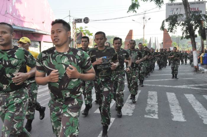 Lari Jalanan Warnai Minggu Militer Korem 082