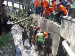 Jajaran Satgas Citarum Sektor 21 dibantu elemen masyarakat saat menutup lubang pembuangan limbah PT Asatex, Jl. Industri, Kota Cimahi.