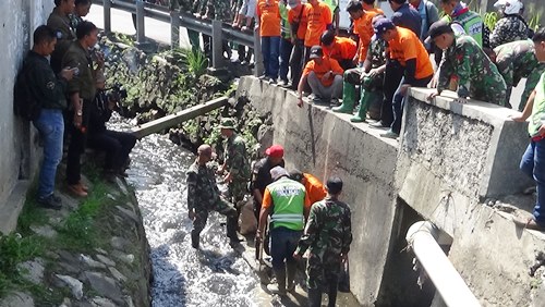 Jajaran Satgas Citarum Sektor 21 dibantu elemen masyarakat saat menutup lubang pembuangan limbah PT Asatex, Jl. Industri, Kota Cimahi.