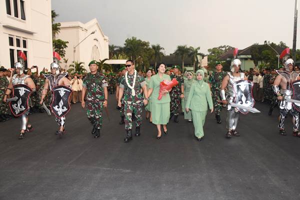 Warga Kodiklat Angkatan Darat Sambut Kehadiran Komandan Baru