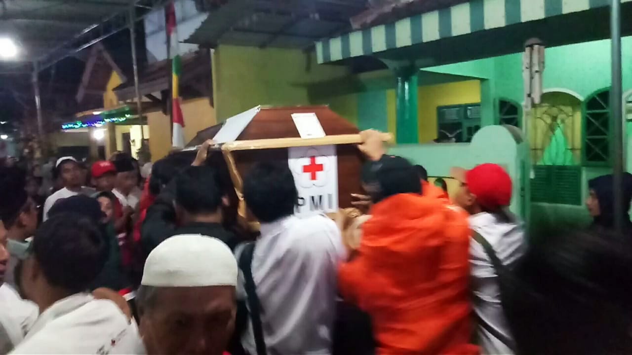 Ratusan Orang Hantarkan Jenazah Tata Sampai Pemakaman