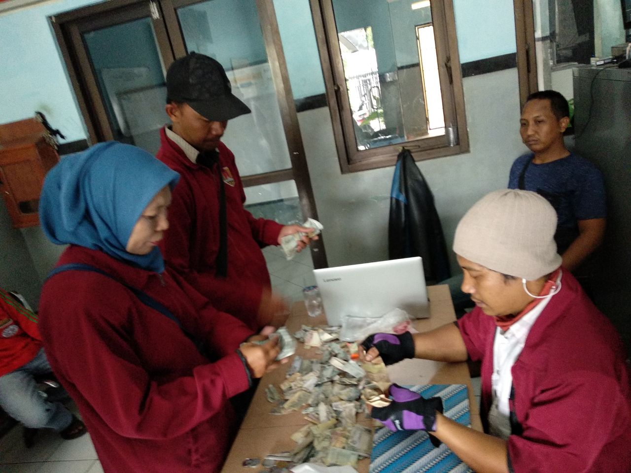 Hitung Uang : Personil TPD sedang menghitung uang hasil pengemisan kelayan yang terkena razia di Panti Rehabilitasi Sosial Kota Semarang