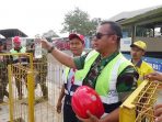 Dansektor 21 Satgas Citarum Kolonel Inf Yusep Sudrajat mengambil langsung sampel air hasil olahan limbah PT Coca Cola Bottling Indonesia (Sumedang Plant)