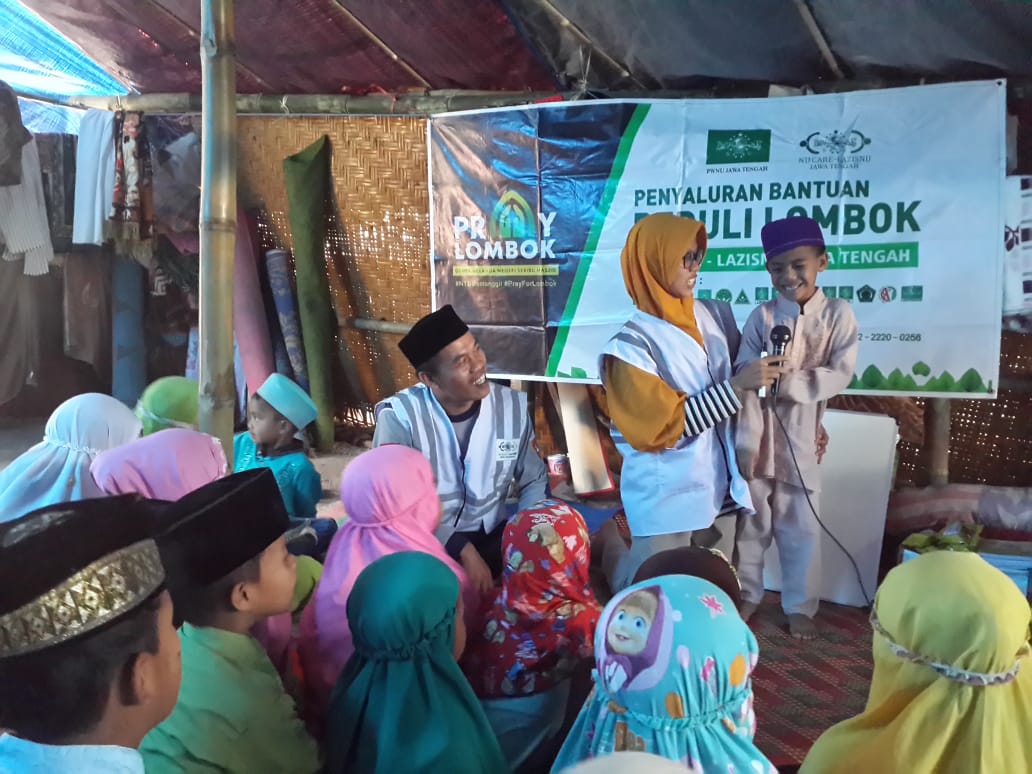 IMG-20180907-WA0028 Tumbuhkan Percaya Diri : Ifah saat bermain dan menumbuhkan kepercayaan diri pada anak dalam program NU Peduli Lombok di camp pengungsian Lombok Barat (06/09/2018).