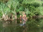 Anggota TNI Pamtas Rela Sebrangi Sungai Tiap Hari Demi Cerdaskan Anak Perbatasan