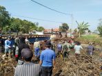 Antisipasi Banjir, Satgas Citarum Sinergi Bersama Warga Angkat Sampah Di Jembatan Kereta Haurpugur