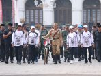 Hari Pahlawan, Jokowi Bersepeda Menggunakan Kostum Pejuang