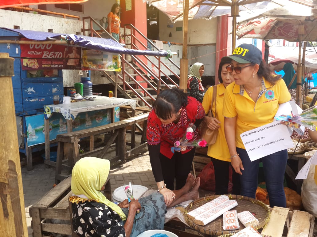 Perwanti Sambangi Ibu-ibu Pedagang Di Pasar Bulu Semarang
