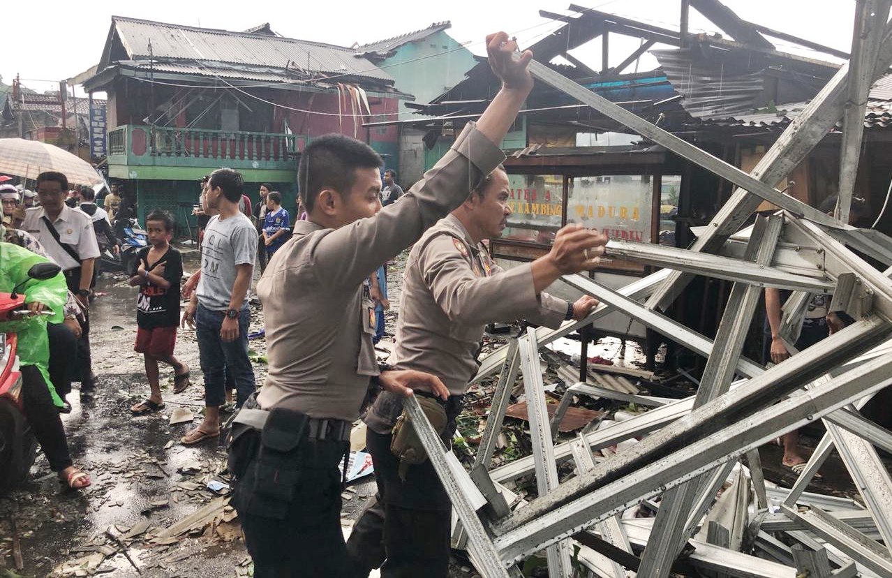 Polresta Bogor Tanggap Bencana Alam Hujan Disertai Angin Puting Beliung Polresta Bogor Tanggap Bencana Alam Hujan Disertai Angin Puting Beliung