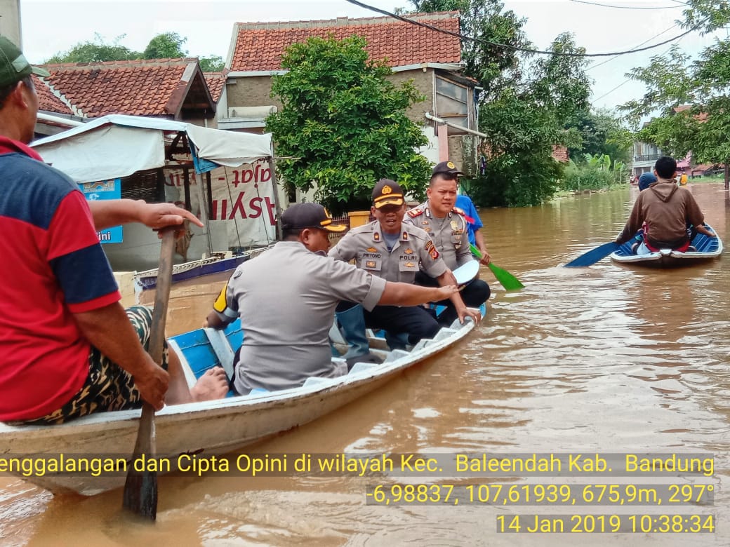 Kapolres Bandung Tinjau Banjir Di Baleendah