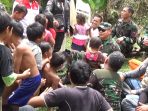 Dansektor 21 Satgas Citarum Kolonel Inf Yusep Sudrajat bercengkrama dengan anak-anak dan warga Desa Lagadar dibantaran sekitar pintu air daerah irigasi.