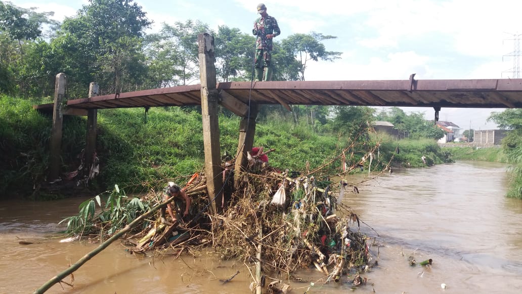 Hujan Deras, Tumpukan Bambu Menumpuk Di Tiang Jembatan Penyebrangan Sungai Cisangkuy
