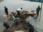 Satgas Citarum Subsektor Solokan Jeruk Angkat Sampah Sungai Gunakan Rakit Bambu
