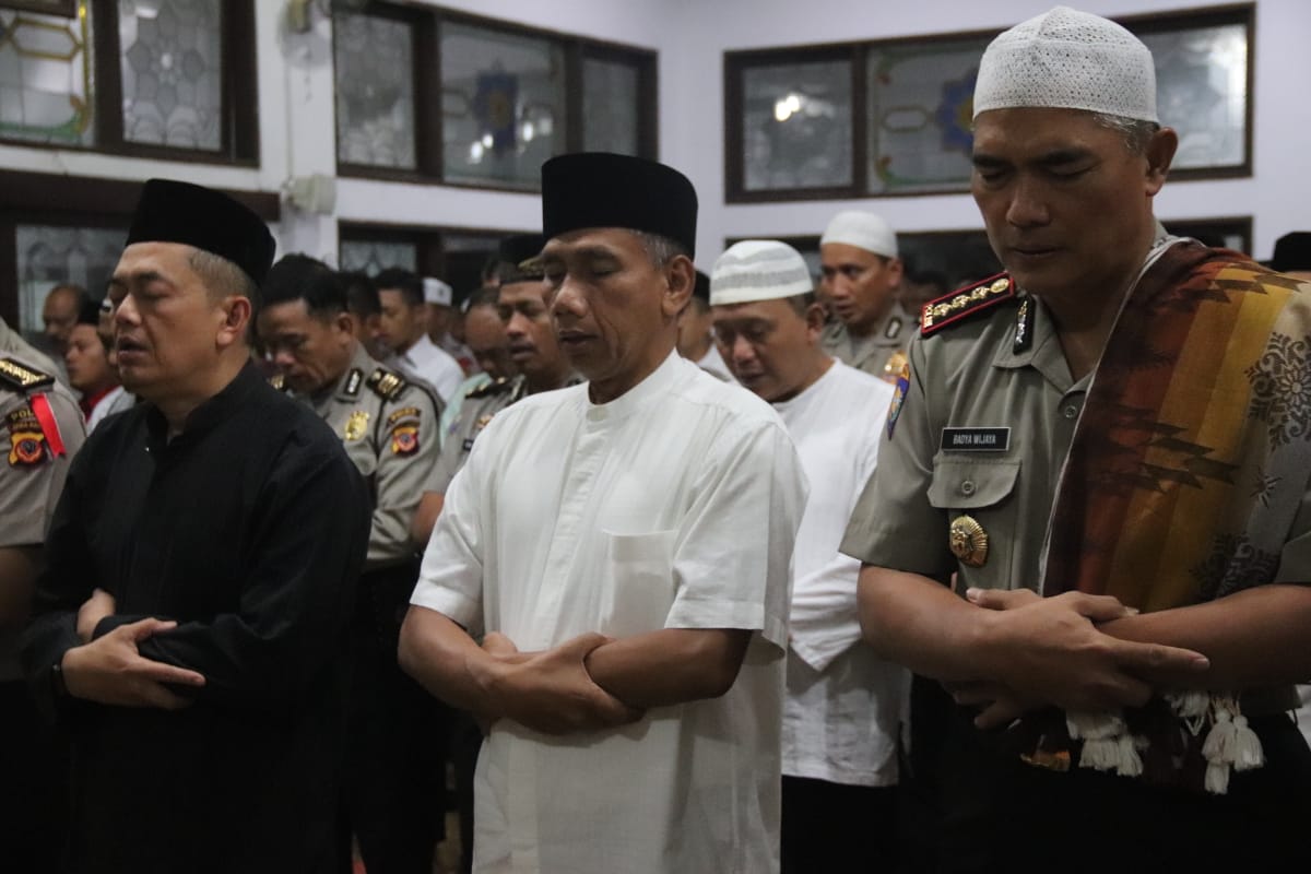 Wakapolda Jabar Shalat Subuh Berjamaah Di Mesjid Al Amman