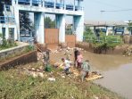 Satgas Citarum Sektor 21 Angkat Sampah Di Pintu Air Sungai Citarik