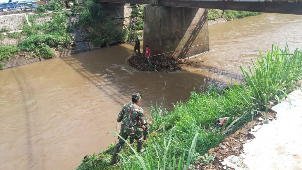 Satgas Citarum Subsektor Cisangkuy Angkat Sampah Di Tiang Jembatan Sindang Reret