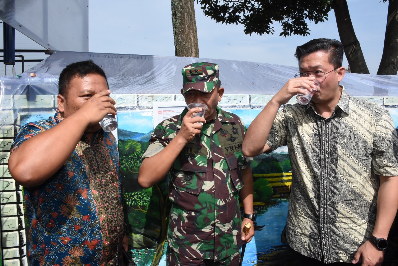 Pangdam III/Siliwangi Minum Langsung Air Sungai Citarum