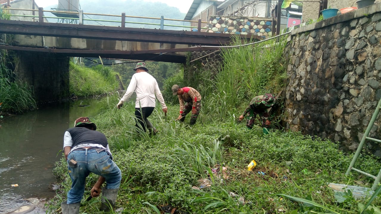 Satgas Citarum Subsektor Lagadar Bersihkan Sampah Di Badan Sungai