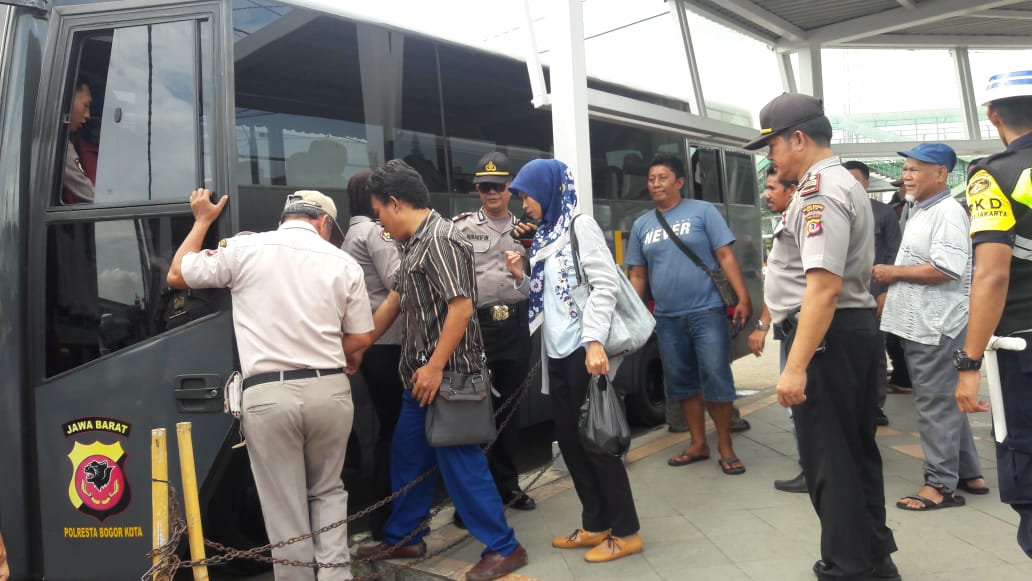 Jadwal Kereta Api Terganggu, Polresta Bogor Kota Polda Jabar Kerahkan Armada Angkutan Bantu Masyarakat