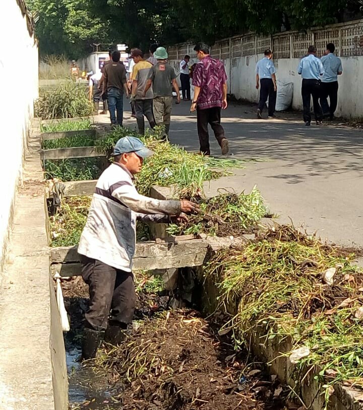Karya Bhakti Satgas Citarum Bersama Warga Dan Karyawan Perusahaan Di Jalan Joyodikromo Cimahi