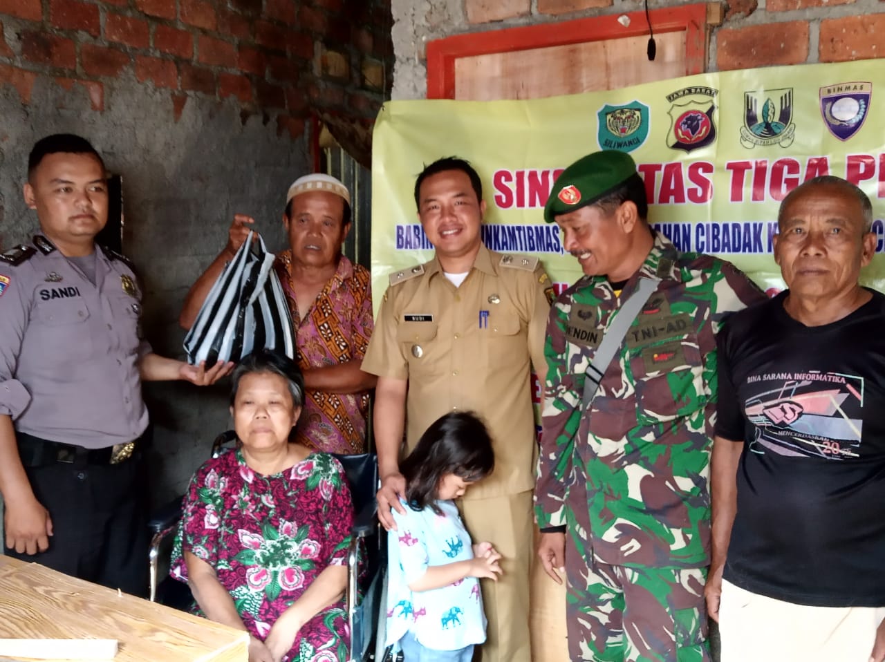 Sinergitas Tiga Pilar Cibadak Sukabumi Sumbang Kursi Roda Untuk Ibu Micah