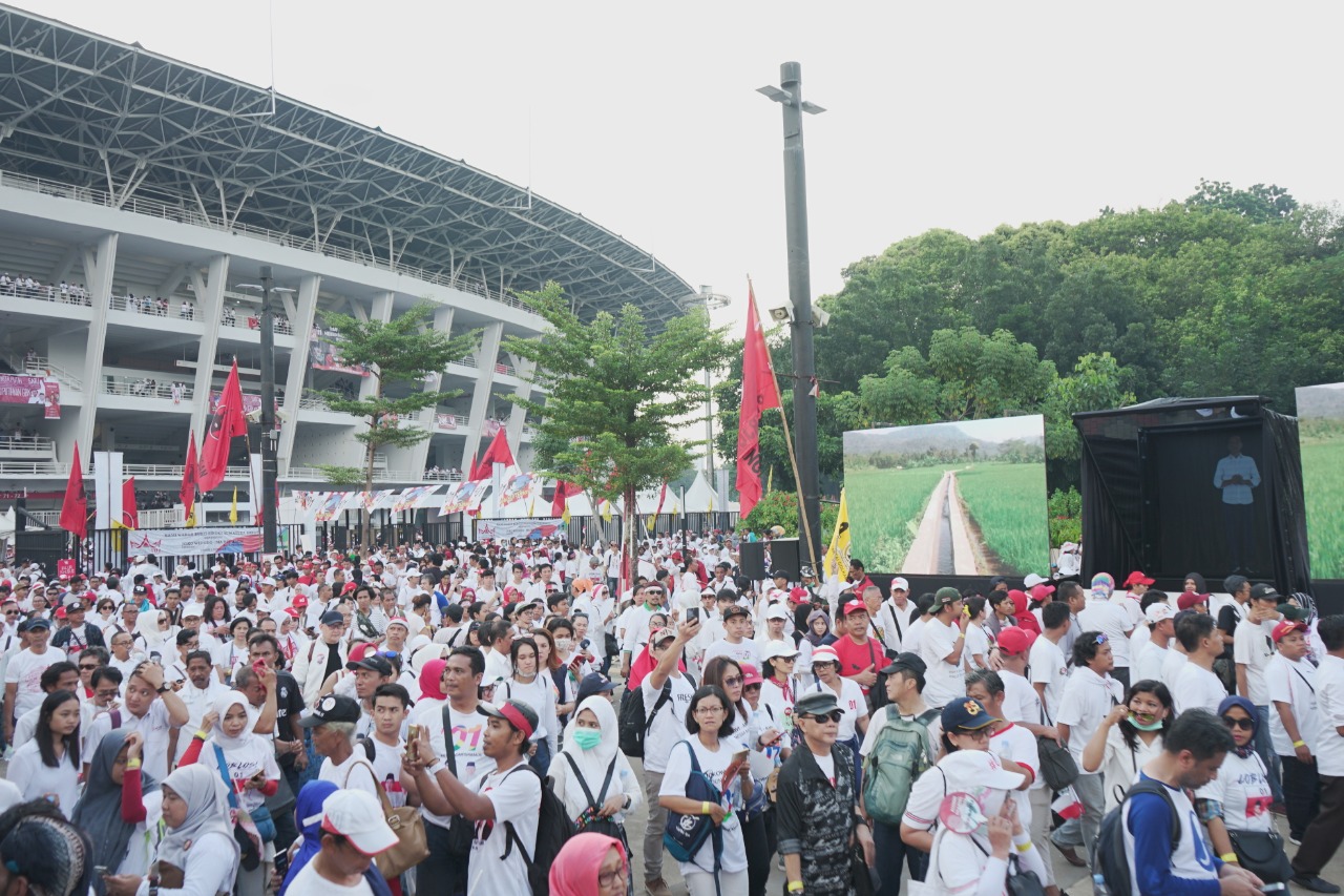 Kembaran Jokowi Orasi Diantara Massa Konser Putih Bersatu