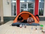 Jaga Kotak Suara, Brigadir Umamul Muflich Dirikan Tenda Di Kantor PPK Kecamatan Panyingkiran
