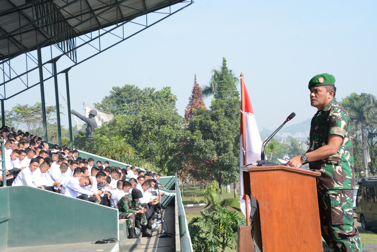 Kasdam III/Siliwangi Memberikan Pengarahan Kepada Calon Taruna Serta Orang Tua Dan Wali