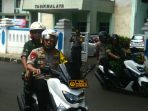 Kapolda Jabar Dan Pangdam Siliwangi Boncengan Sepeda Motor Cek Pospam Pemilu Di Kota Tasikmalaya