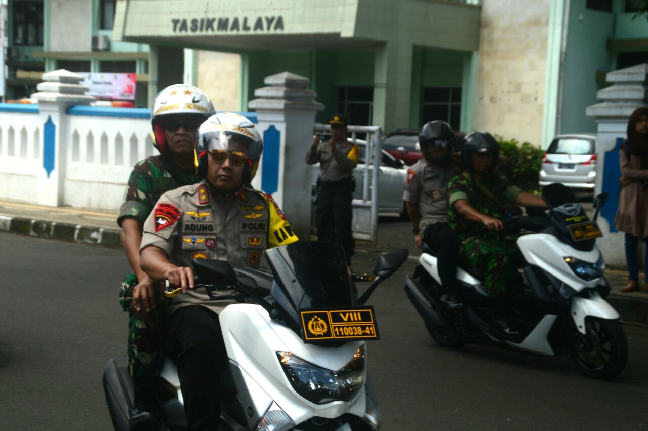Kapolda Jabar Dan Pangdam Siliwangi Boncengan Sepeda Motor Cek Pospam Pemilu Di Kota Tasikmalaya