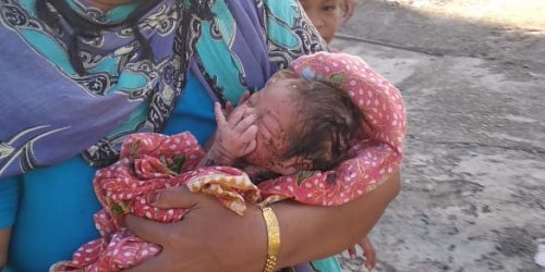 Evakuasi : Tampak Bayi Laki Laki yang Baru Ditemukan Oleh Warga Setempat di Semak-Semak Belakang Kantor Disperindagkop dan UKM Mura, Jumat (14/6).