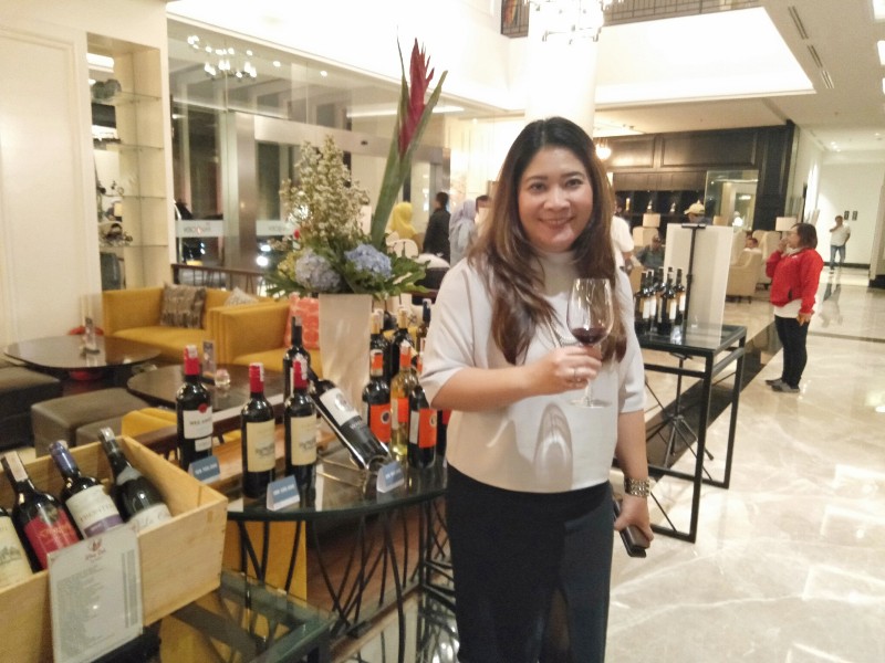 Erfin, manajemen Hotel De Paviljoen Bandung di pembukaan Wine Market Koffie Story