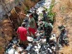 Dandim 0617 Majalengka Turunkan Personel Angkat Sampah Di Sungai Ciranca