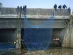 Satgas Citarum Sektor 21 Dan Sektor 22 Giat Bareng Perbaiki Jaring Sampah Di Sungai Citepus