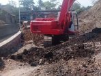 Usai Giat Pengerukan, Satgas Citarum Subsektor 21-06 Dampingi Pekerjaan Perbaikan Dinding Penahan Sungai Citepus