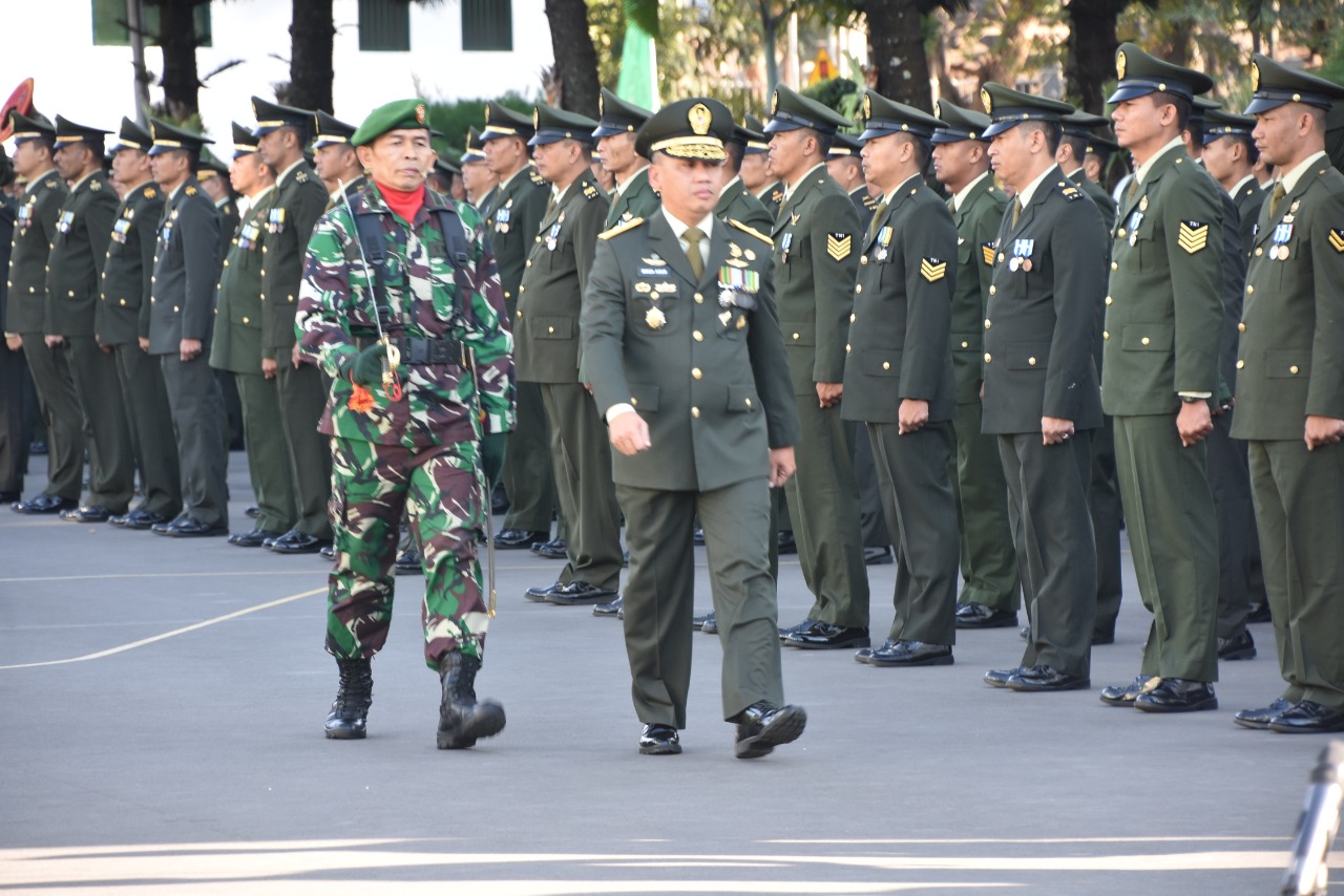 Kodiklatad Upacara Peringati HUT Ke 74 TNI