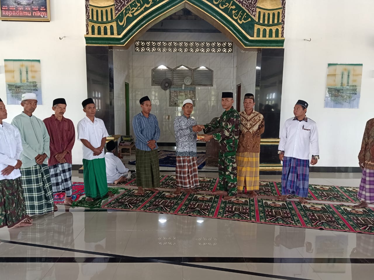 Satgas Pamtas Raider 300 Berikan Bantuan Al-Quran Kepada Anak-anak Muslim Papua Distrik Mannem