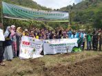 Mahasiswa KKN Citarum Harum Politeknik TEDC Laksanakan Gerakan Penanaman Pohon Di Desa Lagadar