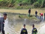 Satgas Citarum Angkat Sampah Penghambat Aliran Sungai Cisangkuy